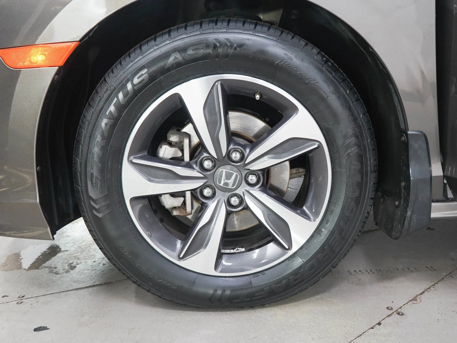 Used 2018 Pacific Pewter Metallic Honda Touring Auto image 34