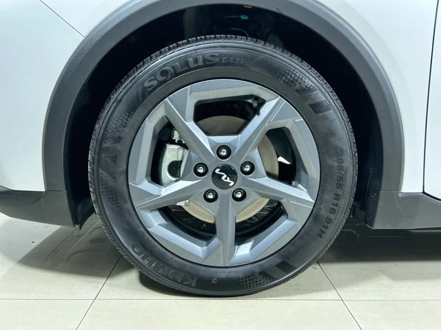New 2026 SNOW WHITE PEARL Kia LXS image 10