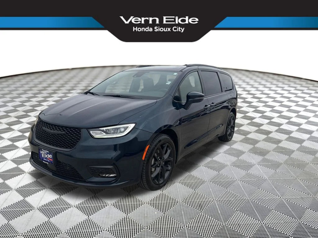2022 Chrysler Pacifica Limited's photo