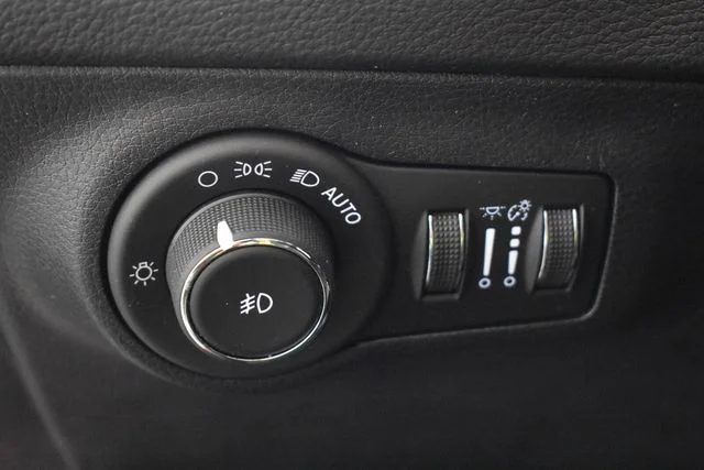 Used 2018 Red Jeep Latitude image 25