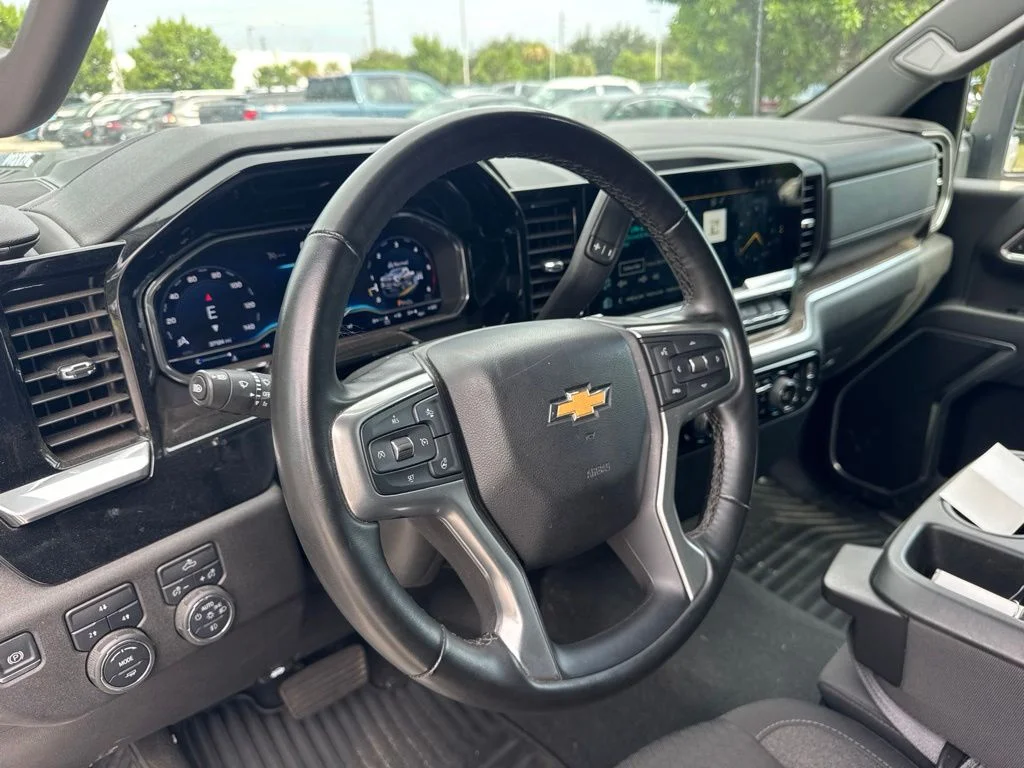 Used 2025 Summit White Chevrolet LT image 9
