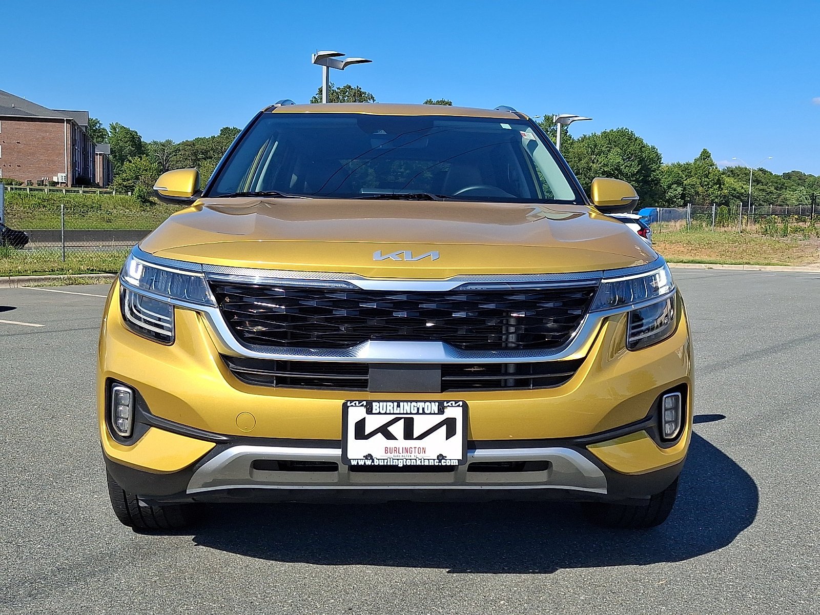 Certified Used 2023 Starbright Yellow Kia SX image 2