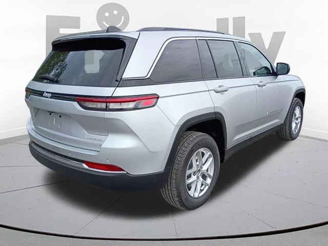 New 2026 Silver Zynith Exterior Paint Jeep Laredo X image 5