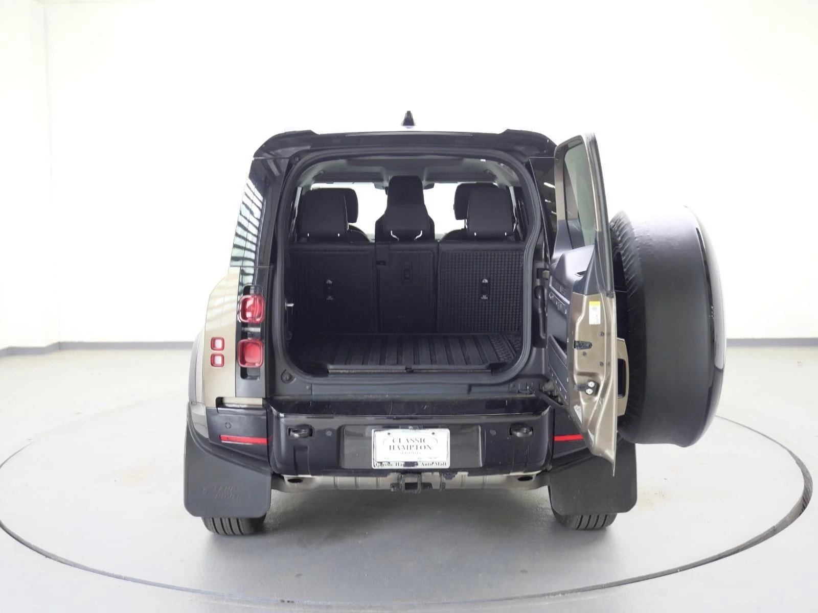Used 2022 Gondwana Stone Metallic Land Rover X-Dynamic HSE image 10