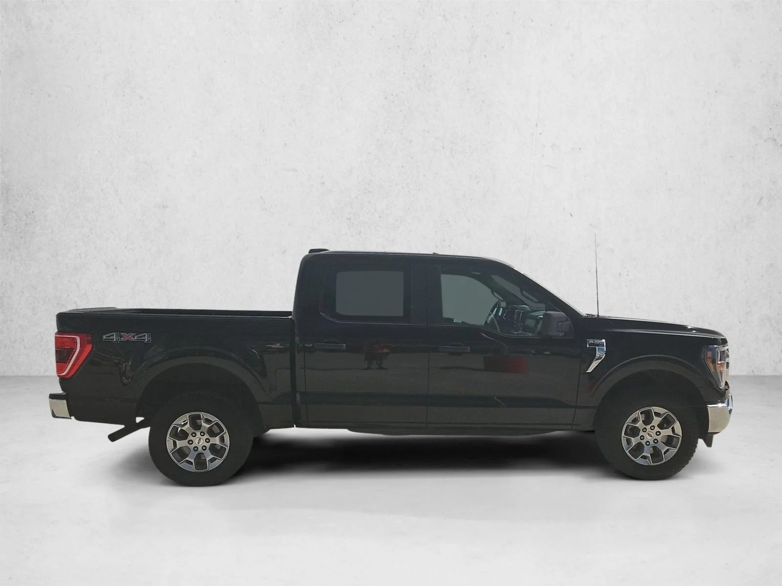 Certified Used 2023 Agate Black Metallic Ford XLT image 4