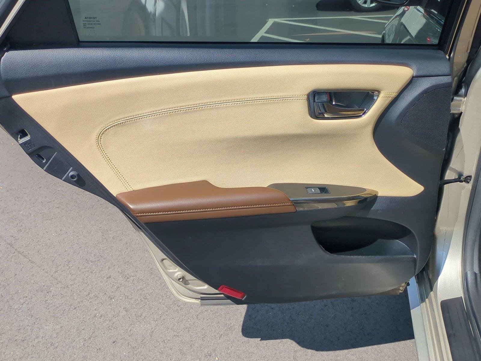 Used 2013  Toyota XLE Touring image 31