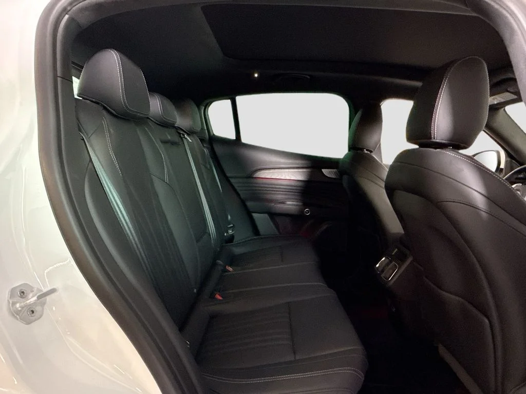 Used 2025 Bianco Maserati Base image 17