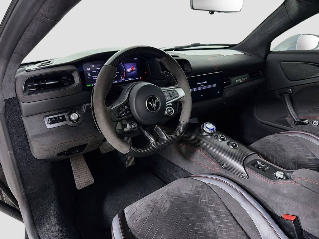 Used 2022 White Maserati Base image 9