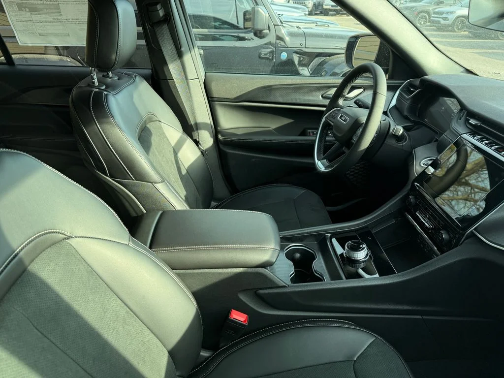 New 2025 White Jeep Altitude X image 3