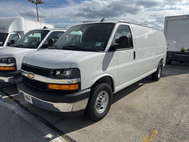New 2025 Summit White Chevrolet WT image 1