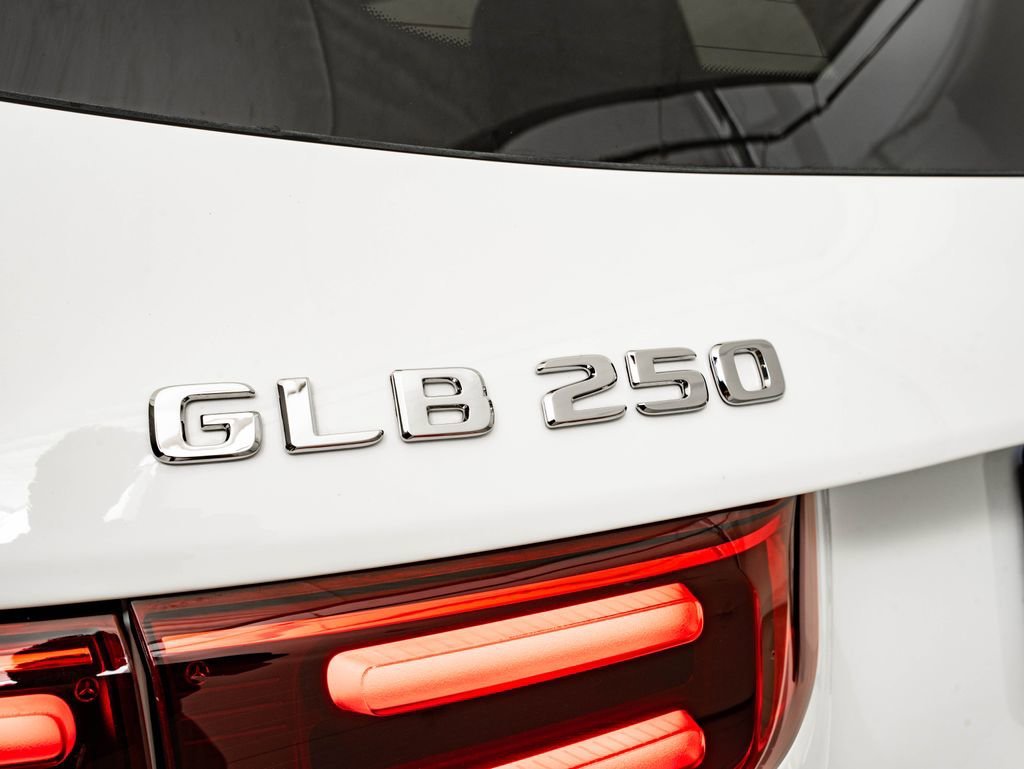 Used 2024 Polar White Mercedes-Benz GLB 250 image 18