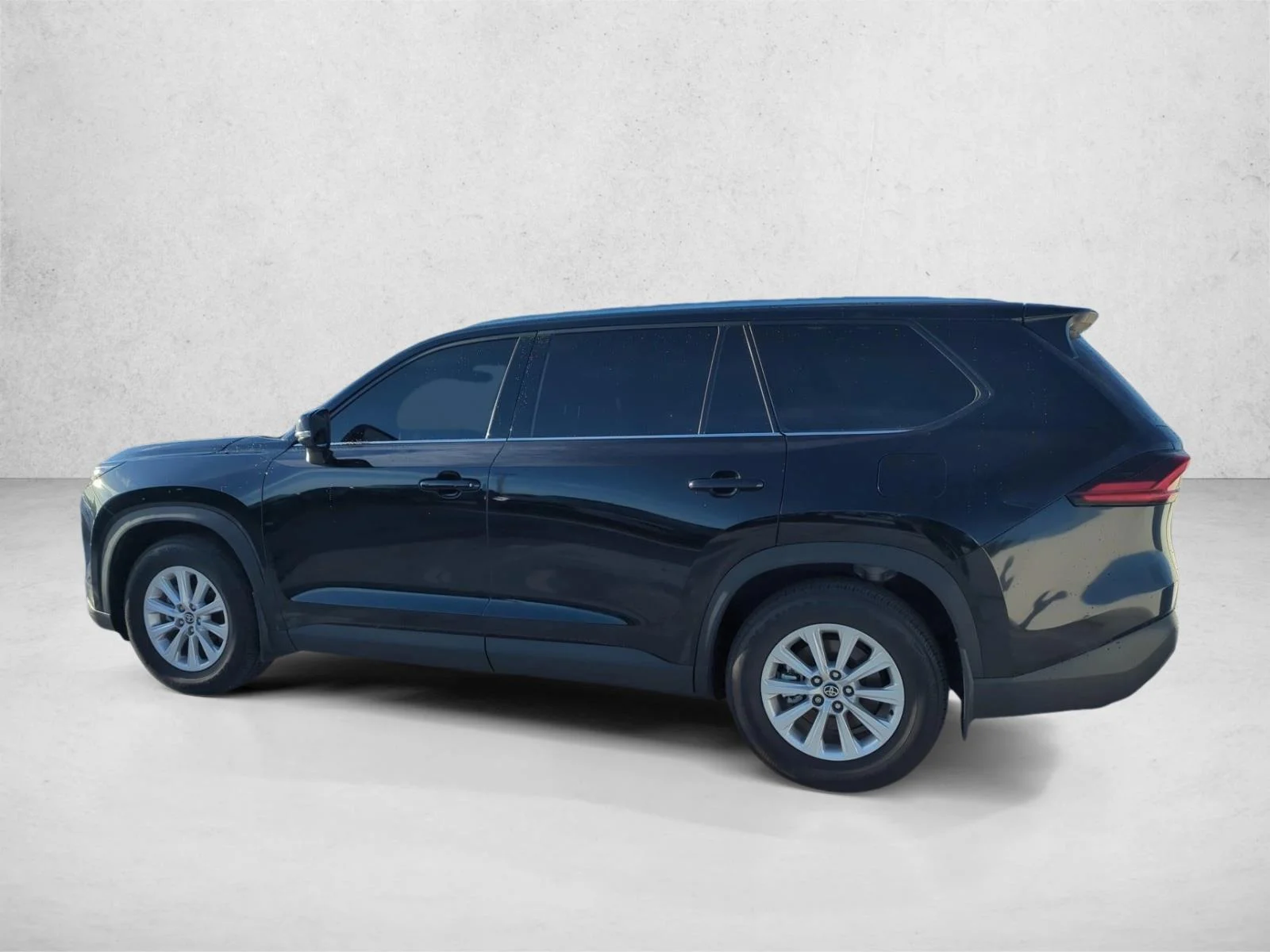 Used 2025 Midnight Black Metallic Toyota XLE image 5