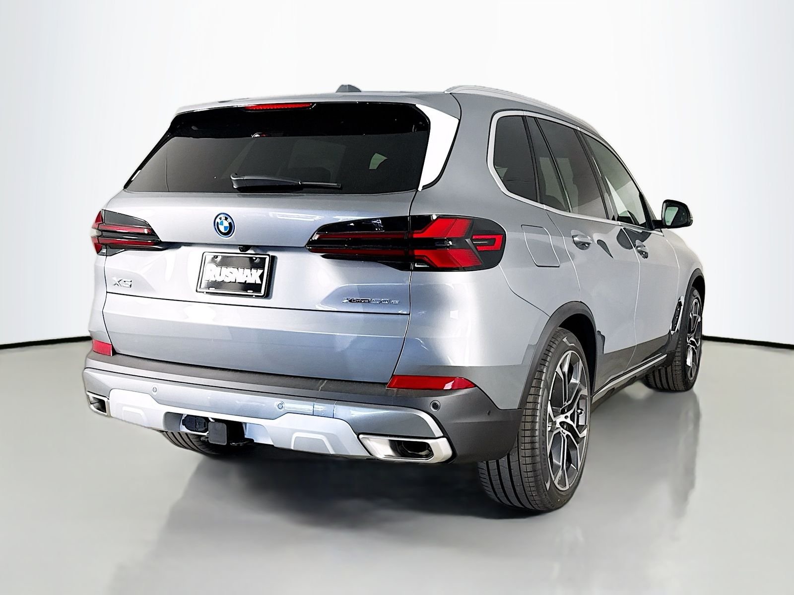 New 2026 Skyscraper Grey Metallic BMW xDrive50e image 7