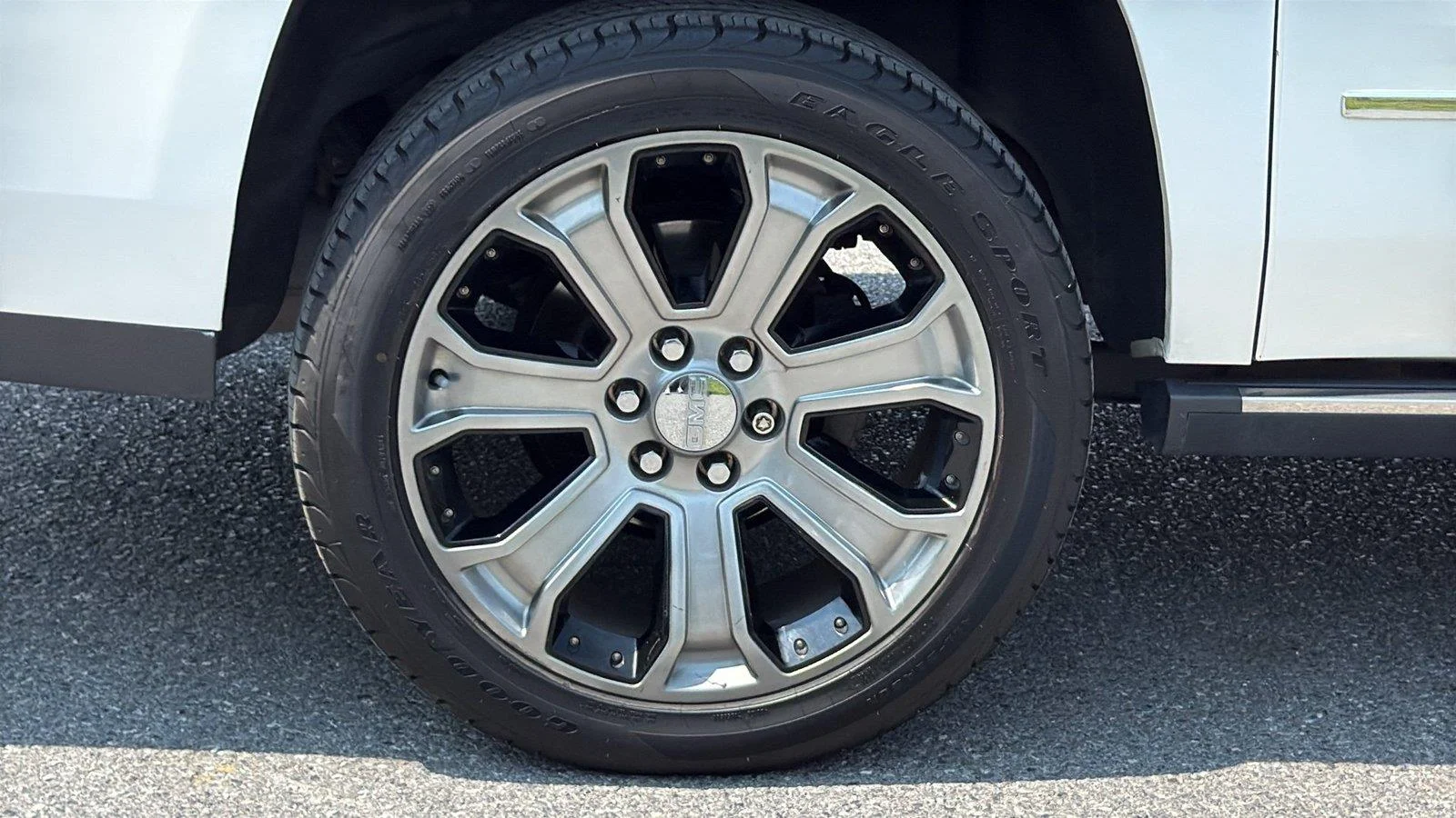 Used 2019 White Frost Tricoat GMC Denali image 25