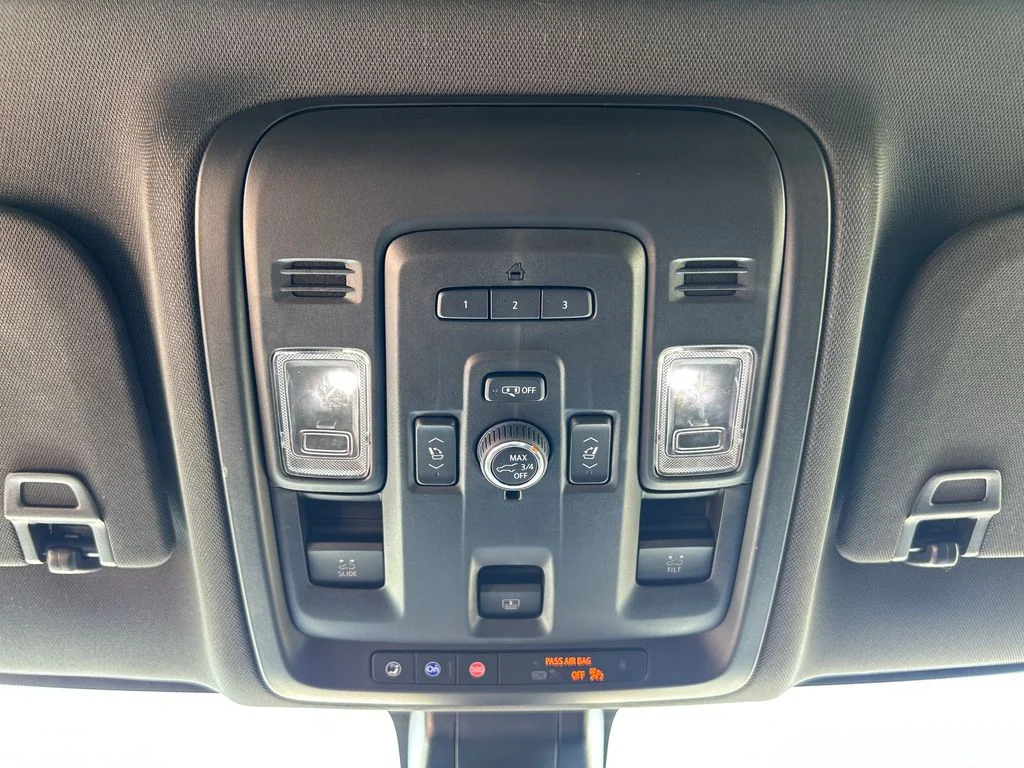 Used 2022 White Chevrolet Z71 image 21