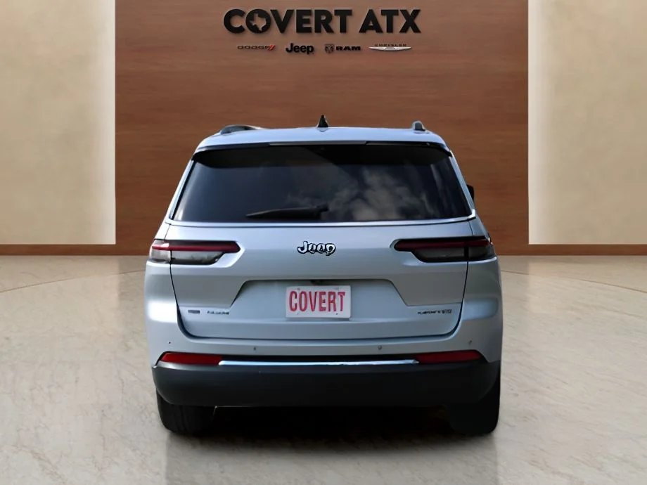 Used 2023 Silver Jeep Limited image 4