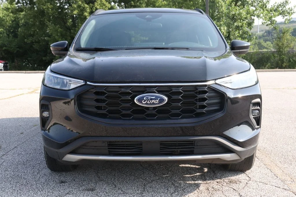 New 2025 Agate Black Metallic Ford ST-Line Select image 3