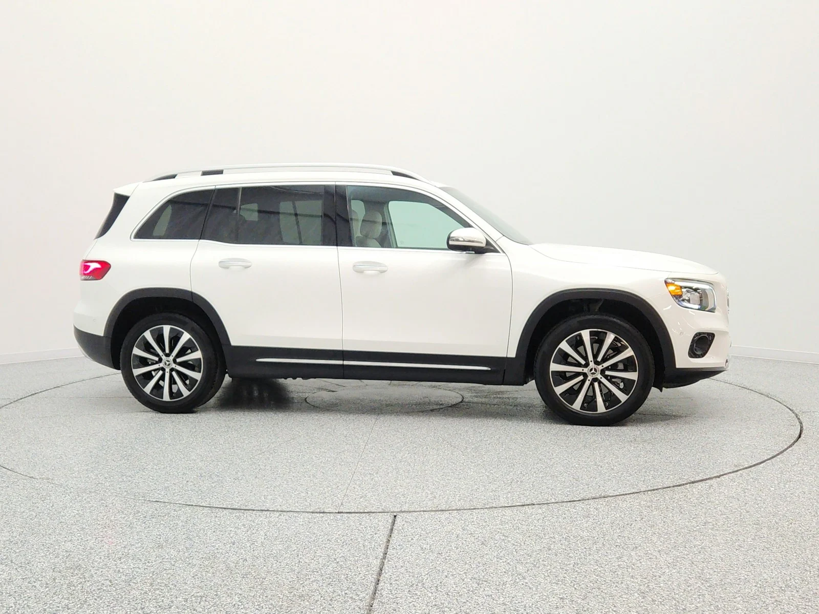 Used 2022 Polar White Mercedes-Benz GLB 250 SUV image 4
