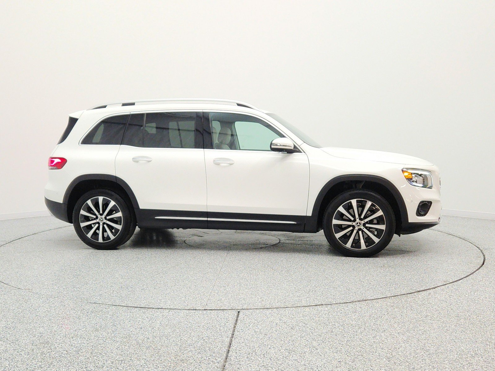 Used 2022 Polar White Mercedes-Benz GLB 250 SUV image 4