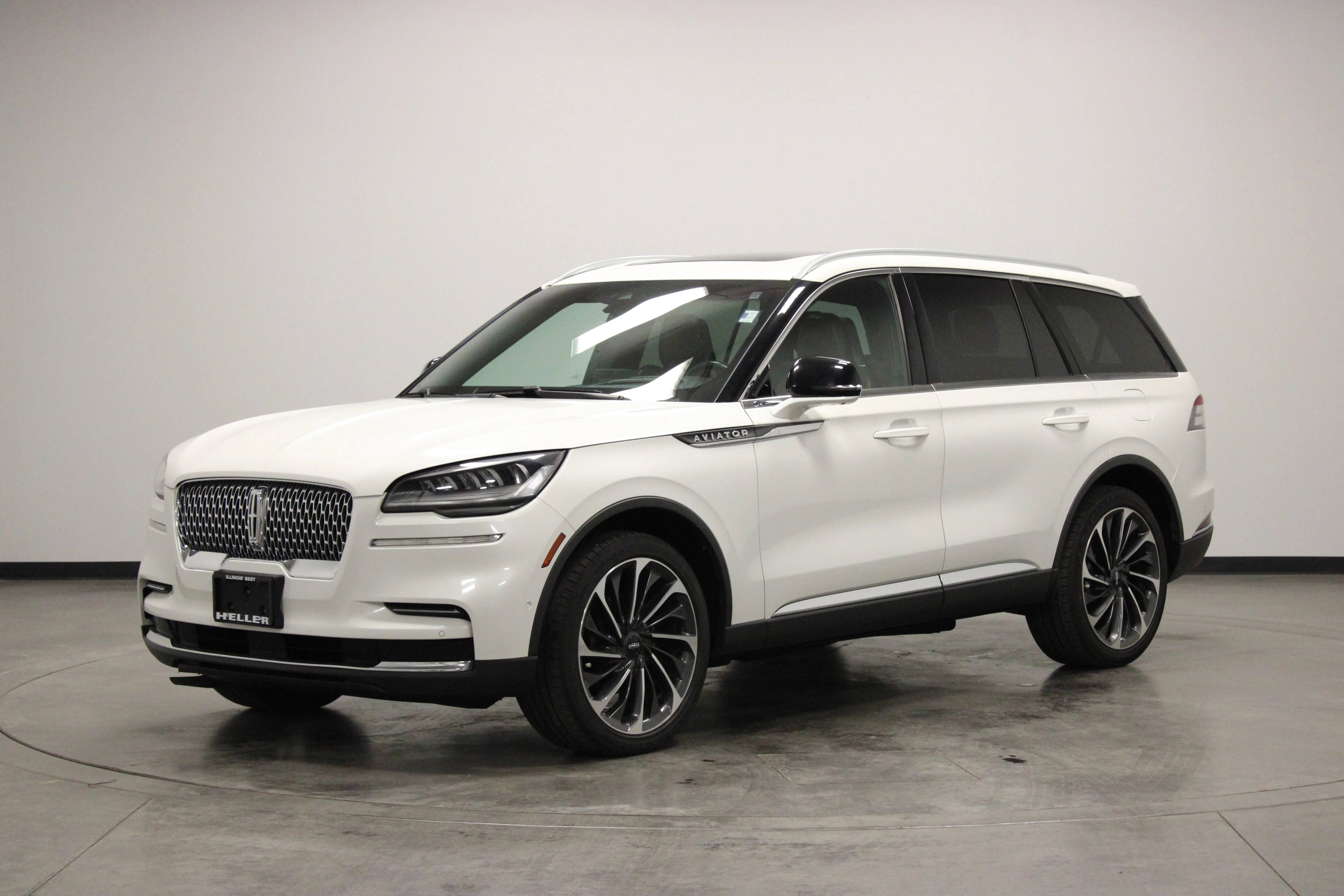 Used 2022 White Metallic Lincoln Reserve image 4