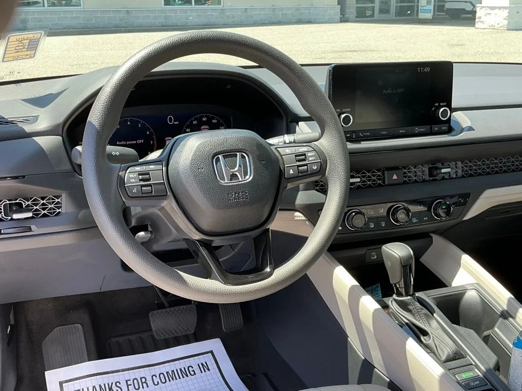 Used 2025 White Honda SE image 20