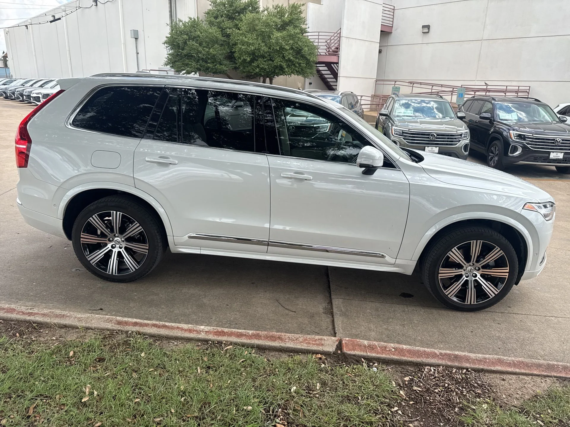 Used 2025 White Volvo T8 Plus image 4