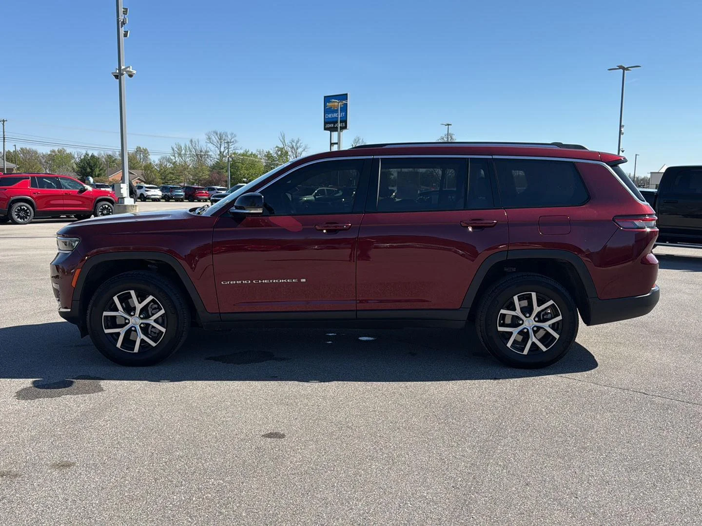 Used 2023 Velvet Red Pearlcoat Jeep Limited image 7