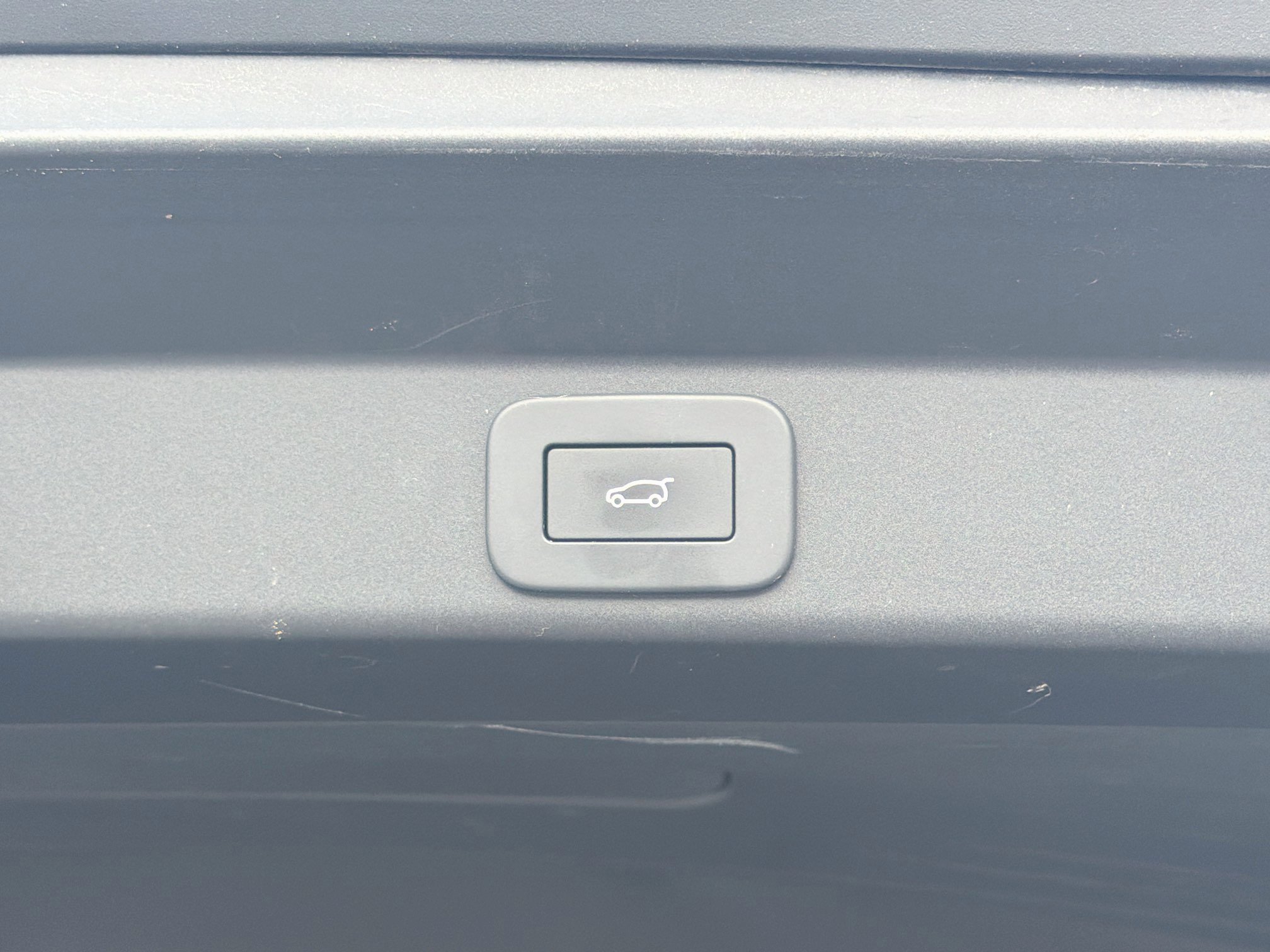 Used 2025 Santorini Black Metallic Land Rover SE image 14