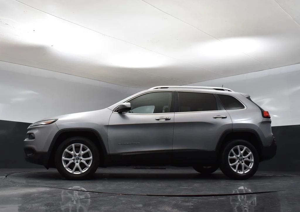 Used 2018 Silver Jeep Latitude Plus image 9