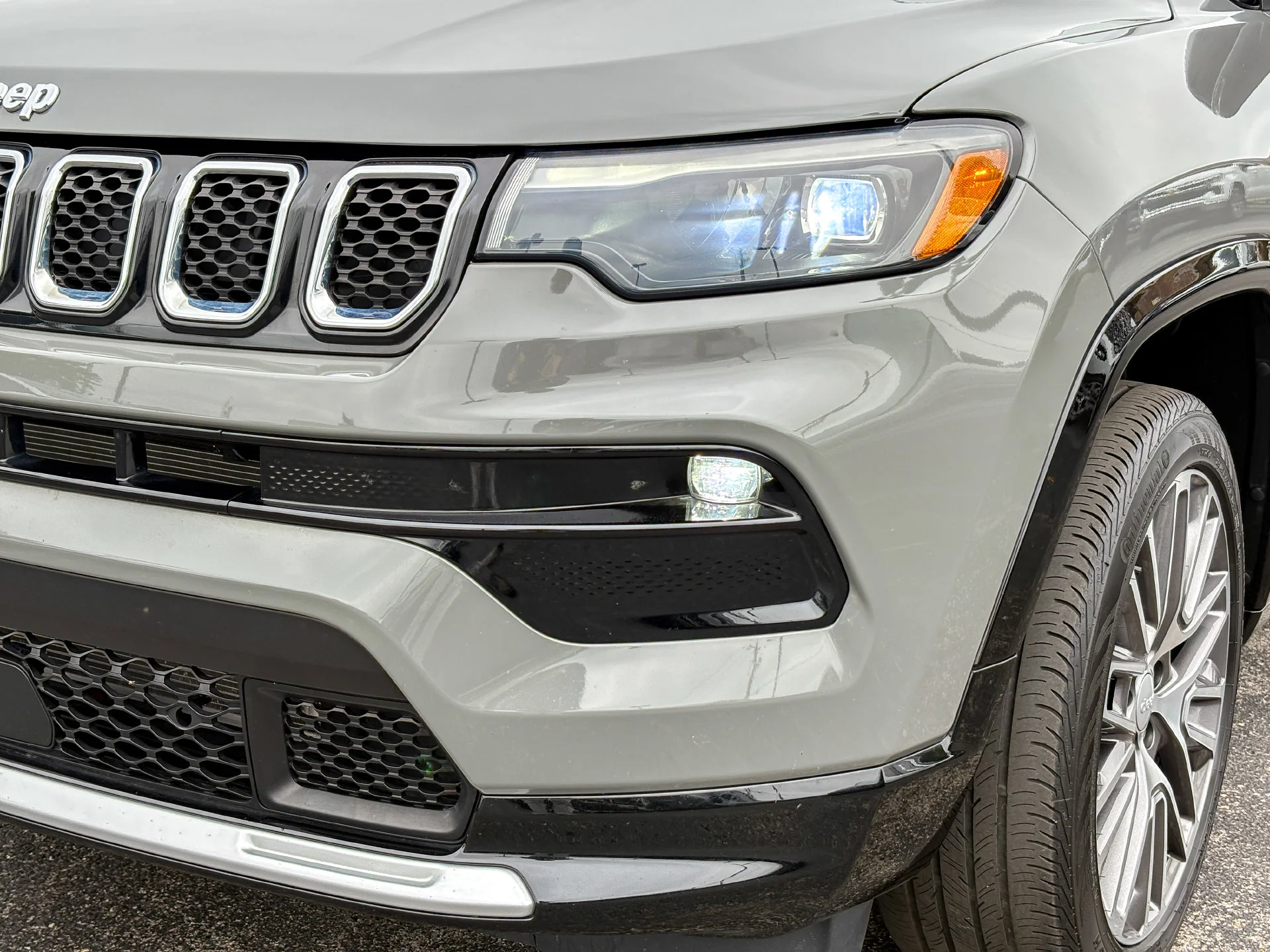 Used 2023 Gray Jeep Limited image 6
