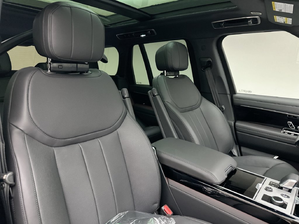New 2027 Santorini Black Metallic Land Rover SE image 6