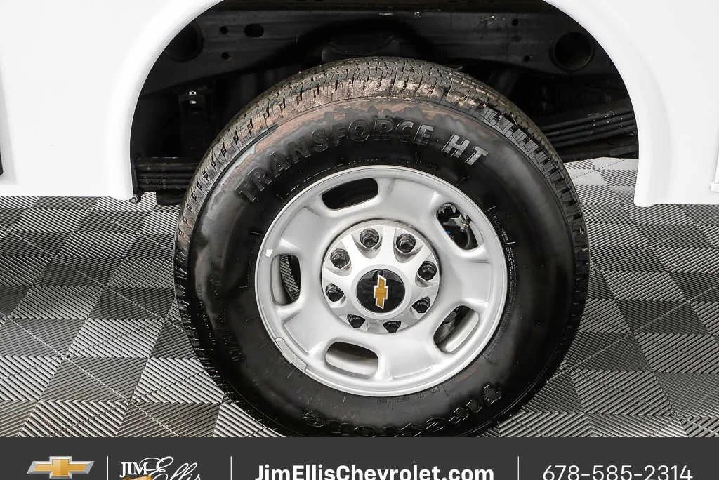 New 2025 Summit White Chevrolet WT image 29