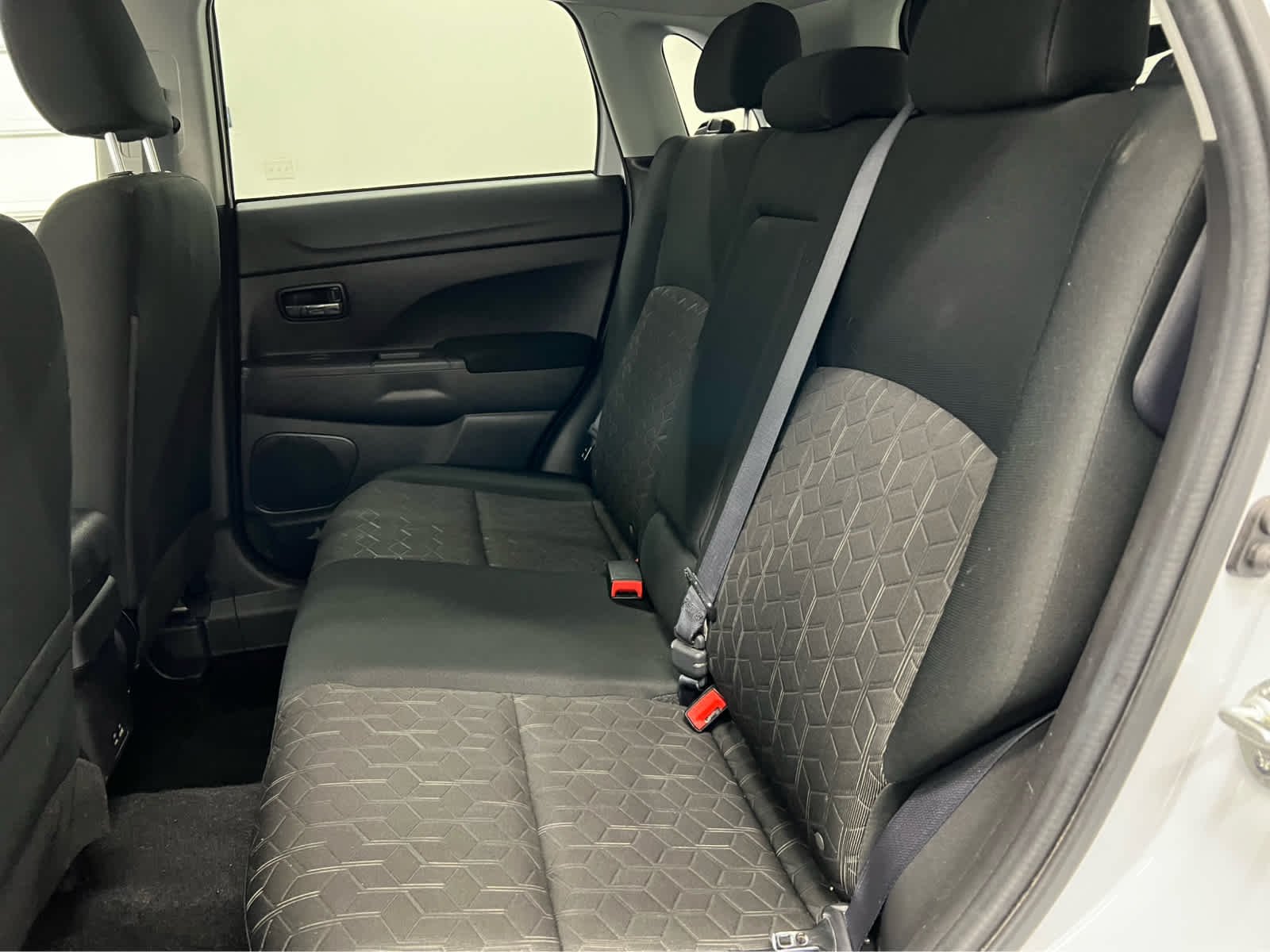 Used 2023 White Diamond Mitsubishi LE image 22