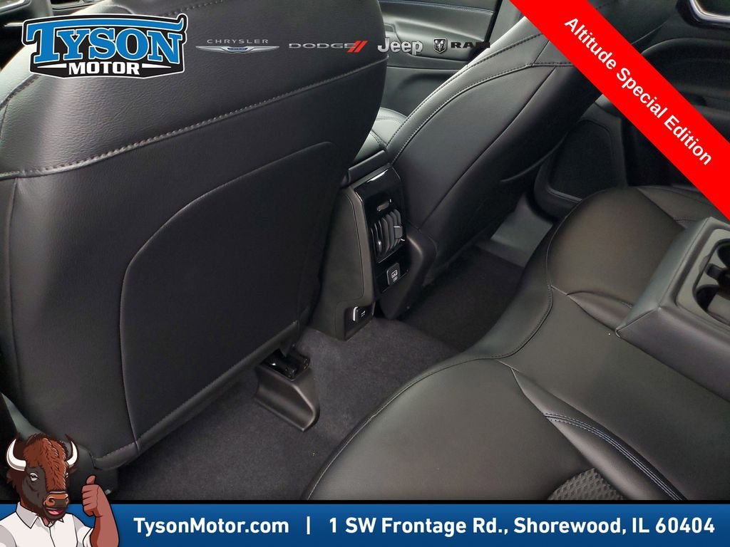 New 2026 Diamond Black Crystal Pearlcoat Jeep Latitude image 8