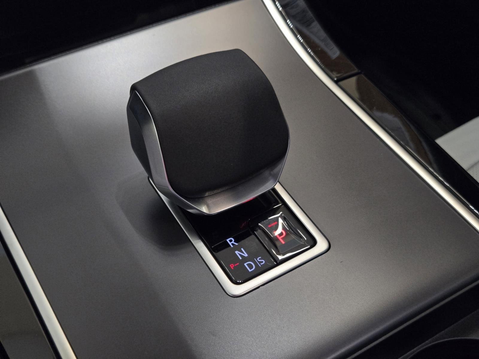New 2026 Seoul Pearl Silver Land Rover Core S image 22