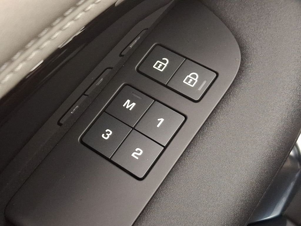 New 2026 Eiger Grey Land Rover S image 20