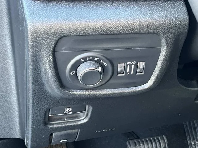 New 2026 Silver Zynith Exterior Paint Jeep Altitude image 24