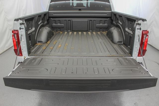 New 2026 Oxford White Ford XLT image 9