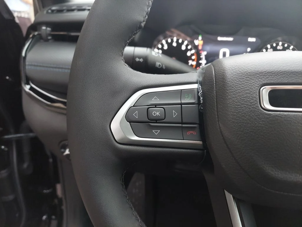 New 2026 Diamond Black Crystal Pearlcoat Jeep Latitude image 12