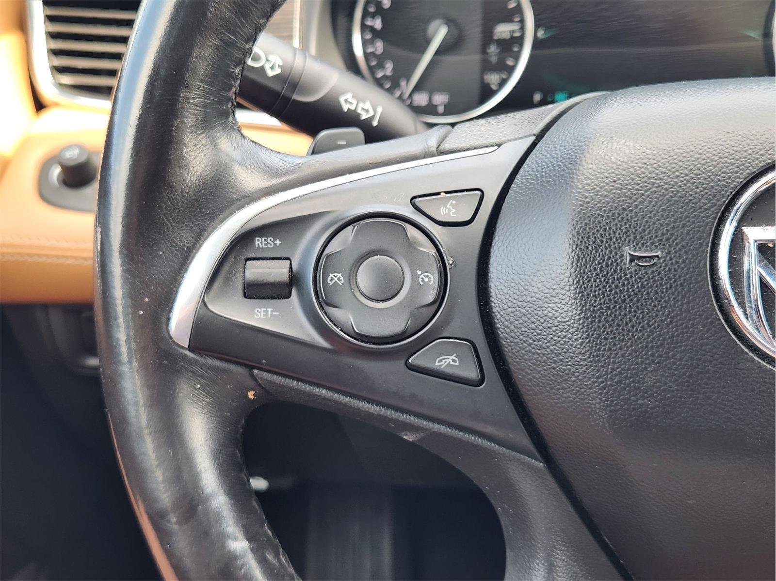Used 2018 Summit White Buick Essence image 28