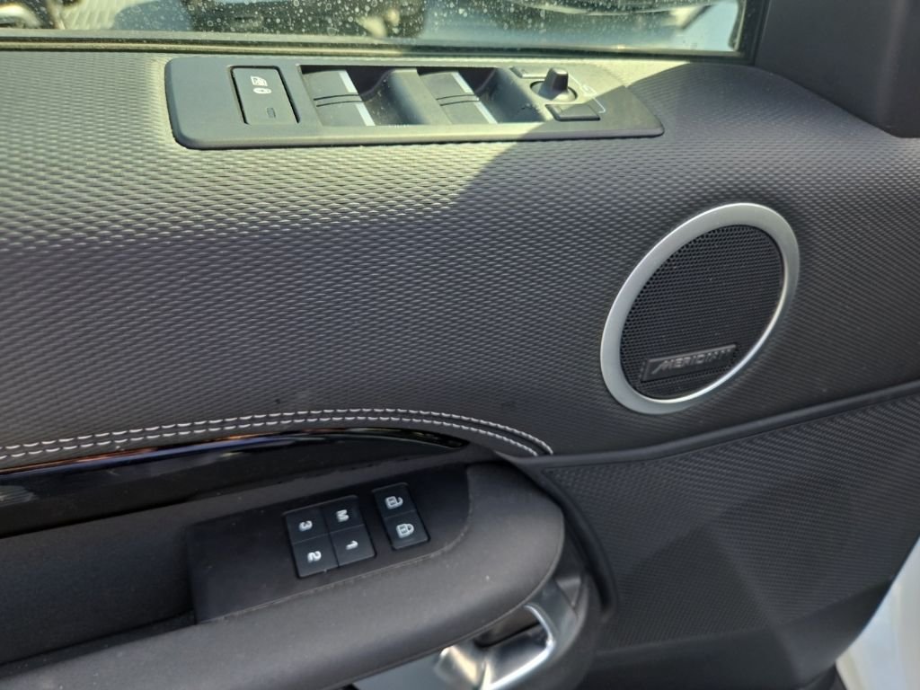 Used 2023 Fuji White Land Rover S R-Dynamic image 9