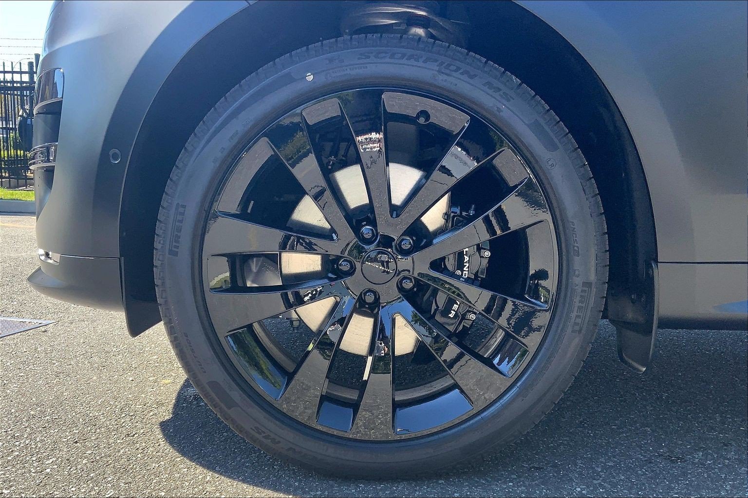 New 2027 Santorini Black Land Rover Dynamic SE image 11