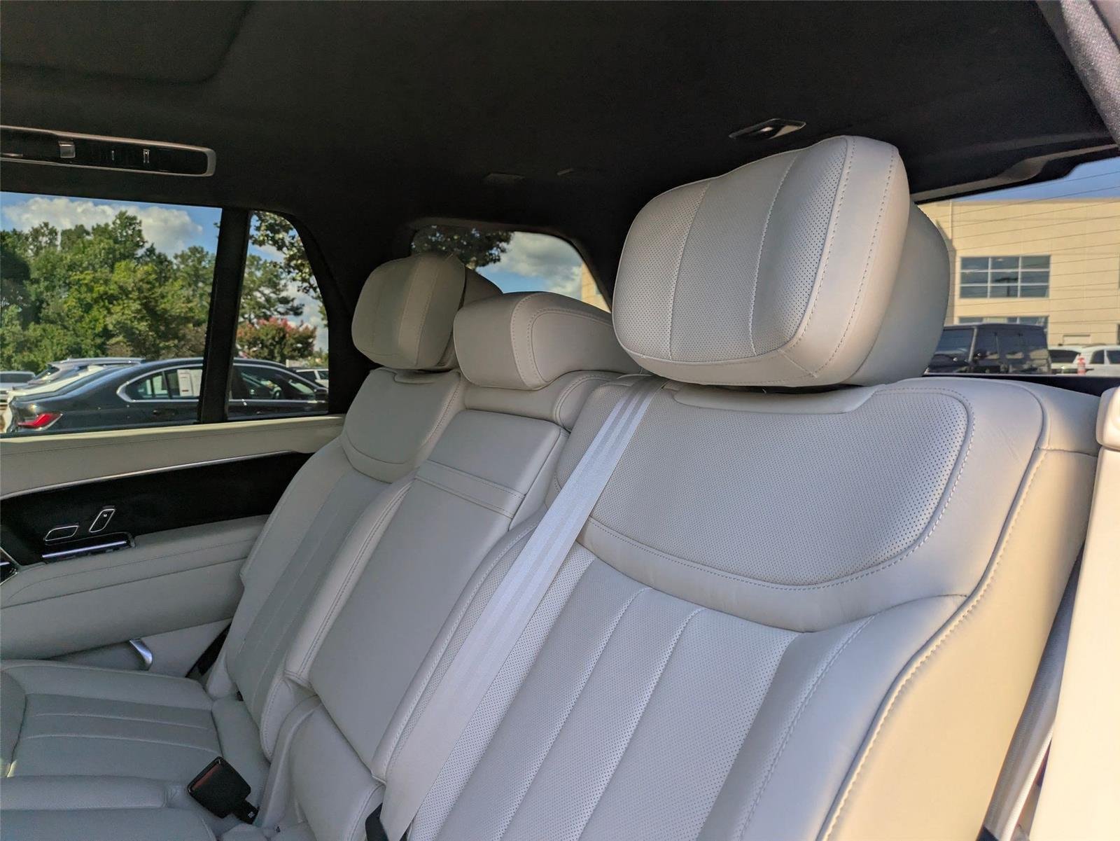 New 2026 Ostuni Pearl White Land Rover Autobiography image 28