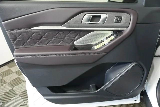 New 2027 Star White Metallic Tri-Coat Ford Platinum™ image 27
