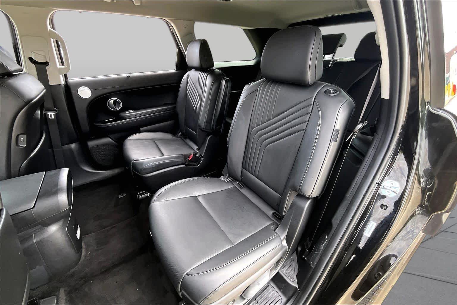 Used 2026 Abyss Black Pearl Hyundai SEL 7P image 21
