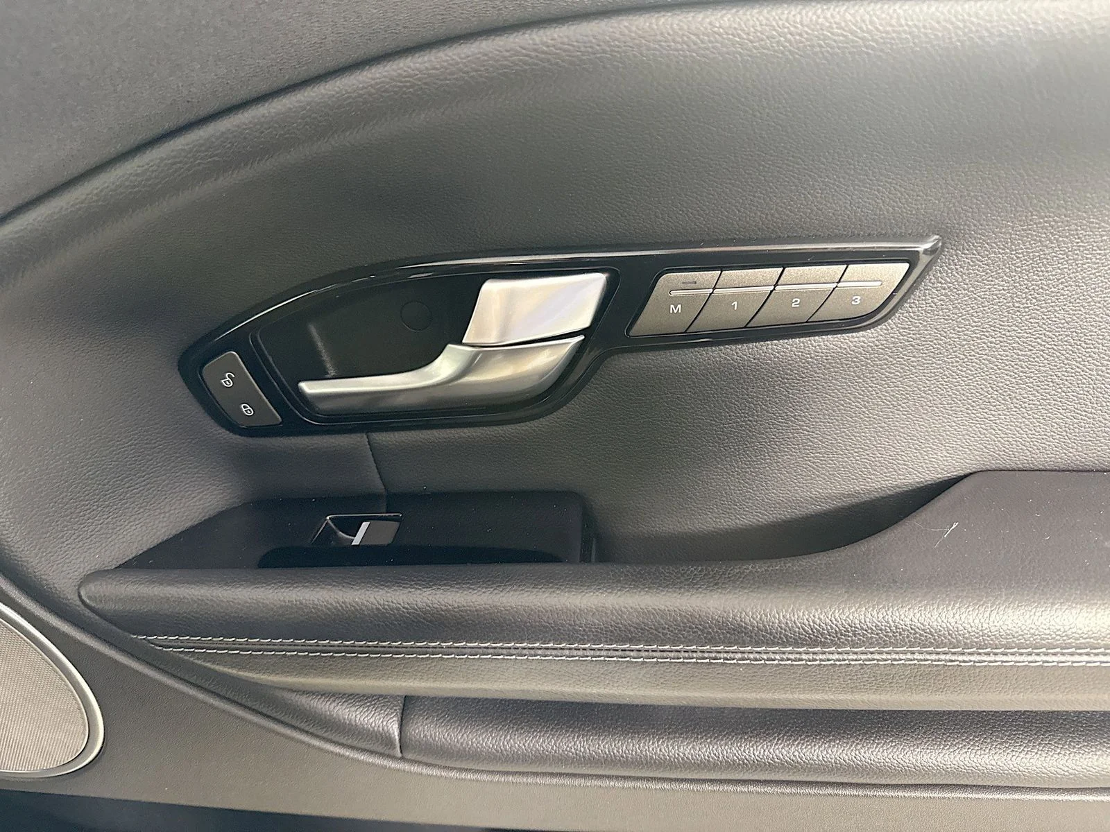 Used 2017  Land Rover SE image 27