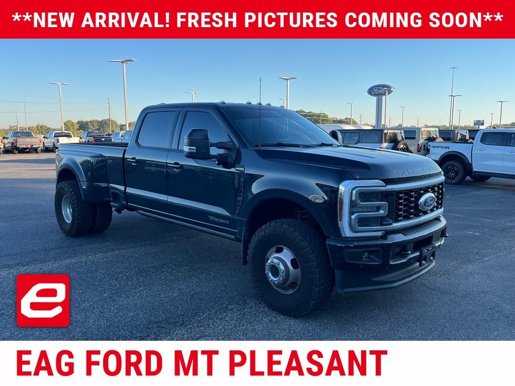 Used 2025 Agate Black Metallic Ford Platinum image 1