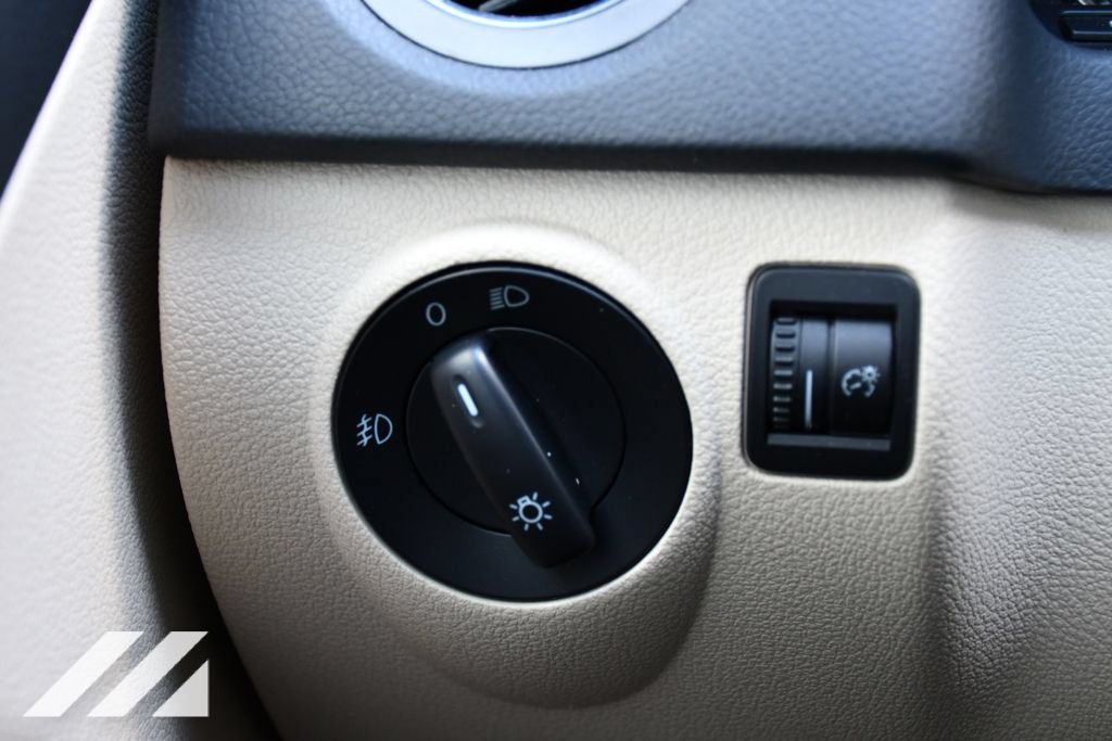 Used 2010  Volkswagen SE image 13