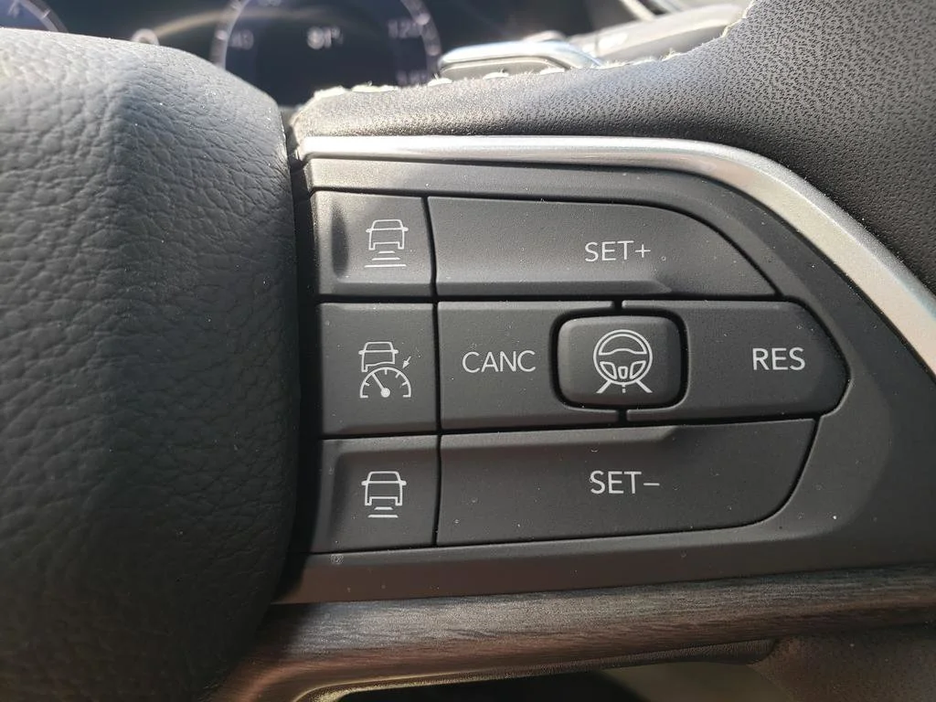New 2026 Bright White Clearcoat Jeep Laredo Altitude image 22