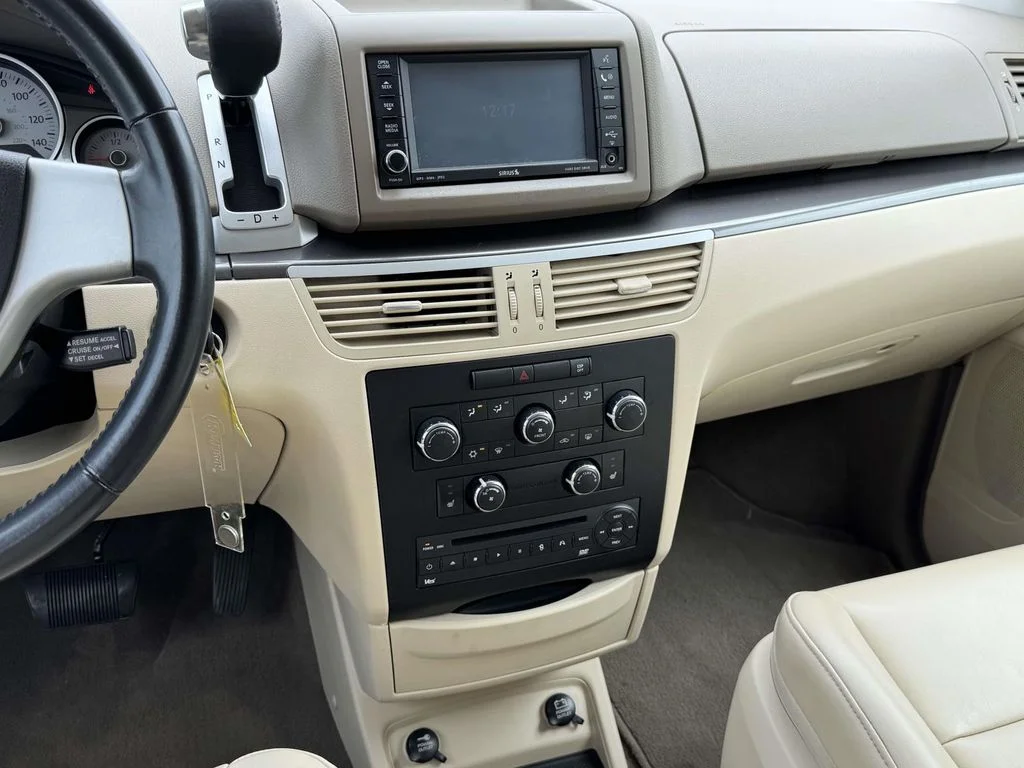 Used 2010 White Volkswagen SE image 3